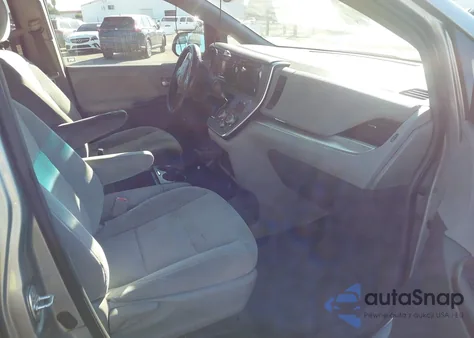 2015 Toyota Sienna Le 8 Passenger z USA, uszkodzony, nr VIN 5TDKK3DC7FS658381